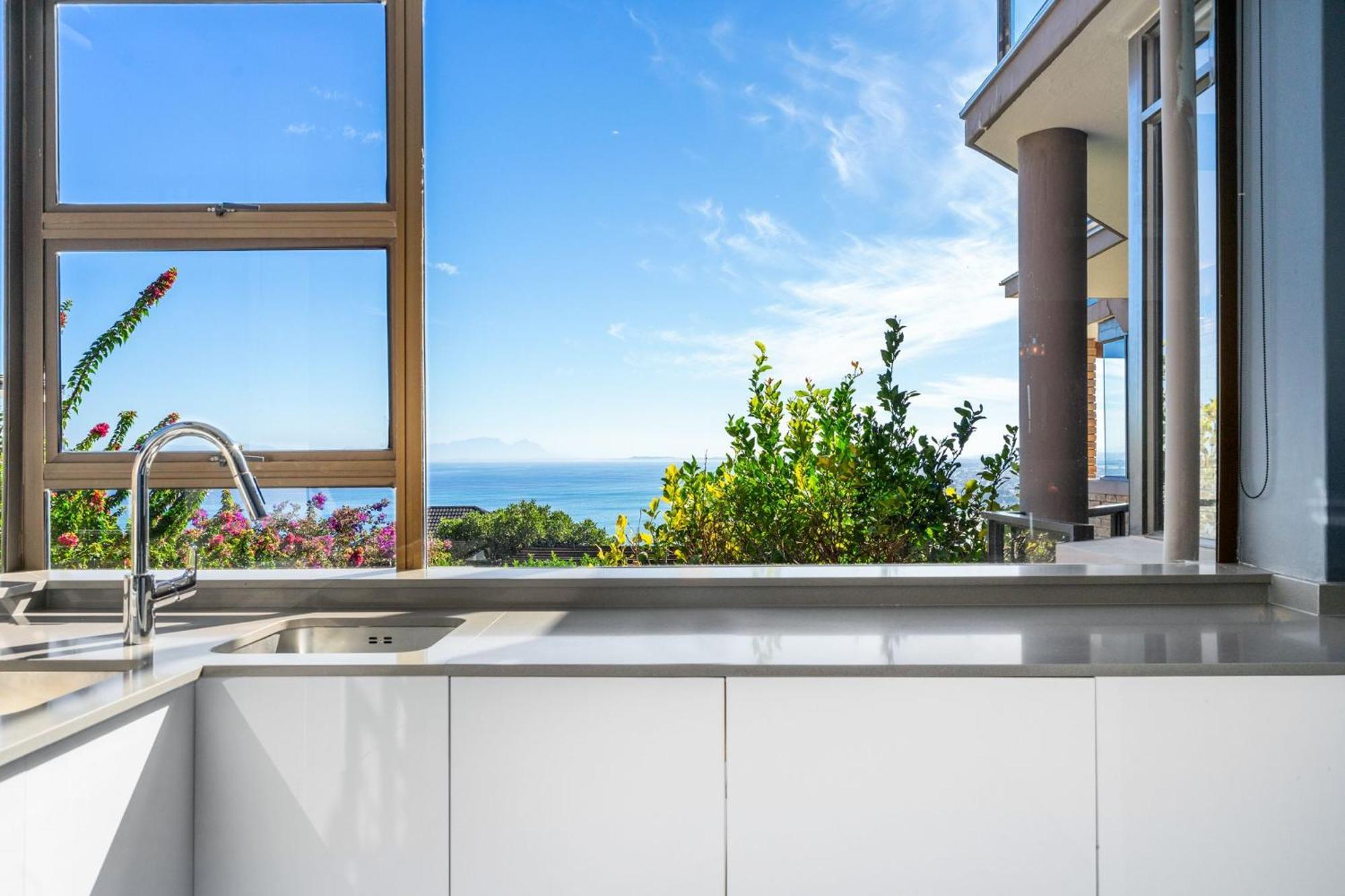 Zaria Sun Family Apartment Cape Town